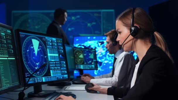 Luogo di lavoro dei controllori del traffico aereo nella torre di controllo. Squadra di ufficiali di controllo aereo lavora utilizzando radar, navigazione informatica e mappe digitali. Concetto aereo. — Video Stock