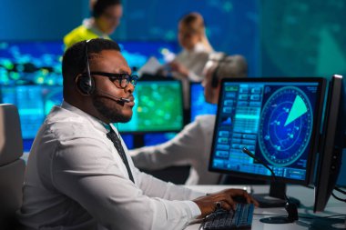 Kontrol kulesindeki hava trafik kontrolörlerinin işyeri. Çeşitli uçak kontrol subayları radar, bilgisayar navigasyon ve dijital haritalar kullanarak çalışırlar. Havacılık kavramı.