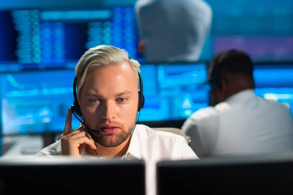 Het team van makelaars werkt in het kantoor met behulp van werkstation en analyse technologie. Werkplaats van professionele handelaren. Mondiale financiële markten, bedrijfs-, valutawisselings- en bankconcepten. — Stockfoto