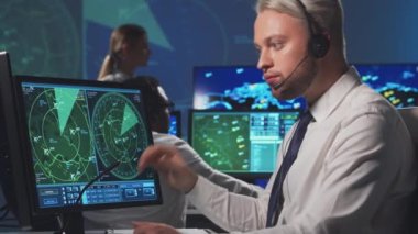 Kontrol kulesindeki hava trafik kontrolörlerinin işyeri. Çeşitli uçak kontrol subayları radar, bilgisayar navigasyon ve dijital haritalar kullanarak çalışırlar. Havacılık kavramı.