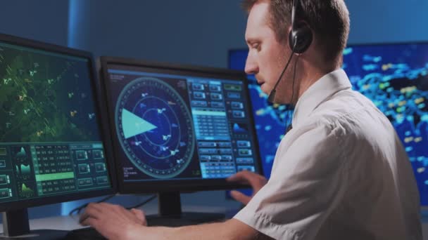 Luogo di lavoro del controllore del traffico aereo professionale nella torre di controllo. Ufficiale di controllo aereo caucasico lavora utilizzando radar, navigazione informatica e mappe digitali. — Video Stock