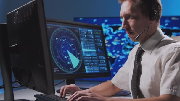 Kontrol kulesindeki profesyonel hava trafik kontrolörünün işyeri. Kafkas uçak kontrol subayı radar, bilgisayar navigasyon ve dijital haritalar kullanarak çalışır. — Stok video