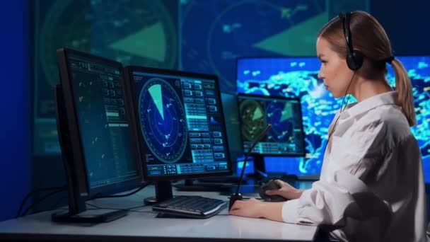 Luogo di lavoro del controllore del traffico aereo professionale nella torre di controllo. Ufficiale di controllo aereo femminile lavora utilizzando radar, navigazione informatica e mappe digitali. Concetto aereo. — Video Stock