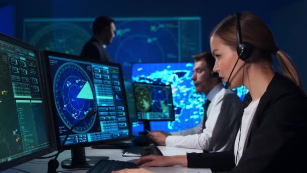 Χώρος εργασίας των ελεγκτών εναέριας κυκλοφορίας στον πύργο ελέγχου. Ομάδα αξιωματικών ελέγχου αεροσκαφών εργάζεται χρησιμοποιώντας ραντάρ, πλοήγηση υπολογιστών και ψηφιακούς χάρτες. Έννοια αεροπορίας. — Αρχείο Βίντεο