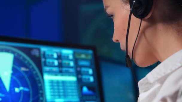 Luogo di lavoro del controllore del traffico aereo professionale nella torre di controllo. Ufficiale di controllo aereo femminile lavora utilizzando radar, navigazione informatica e mappe digitali. Concetto aereo. — Video Stock