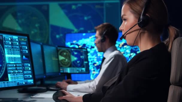 Luogo di lavoro dei controllori del traffico aereo nella torre di controllo. Squadra di ufficiali di controllo aereo lavora utilizzando radar, navigazione informatica e mappe digitali. Concetto aereo. — Video Stock