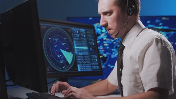 Pracoviště profesionálního dispečera letového provozu v řídící věži. Kavkazský důstojník pro řízení letadel pracuje na radarových, počítačových a digitálních mapách. — Stock video