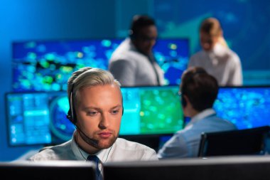 Kontrol kulesindeki hava trafik kontrolörlerinin işyeri. Çeşitli uçak kontrol subayları radar, bilgisayar navigasyon ve dijital haritalar kullanarak çalışırlar. Havacılık kavramı.