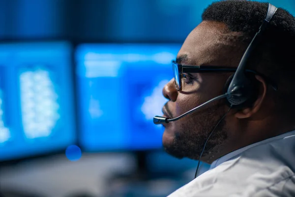 Call-Center-Mitarbeiter sprechen per Headset mit dem Kunden. Arbeitsplatz des afrikanisch-amerikanischen Supportbetreibers. — Stockfoto