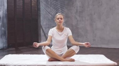 Genç ve zinde bir kadın sınıfta yoga yapıyor. Gün ışığında esneme egzersizi. Spor, spor, sağlık hizmetleri ve yaşam tarzı kavramları.