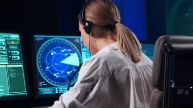 Kontrol kulesindeki profesyonel hava trafik kontrolörünün işyeri. Kadın uçak kontrol subayı radar, bilgisayar navigasyon ve dijital haritalar kullanarak çalışır. Havacılık kavramı.