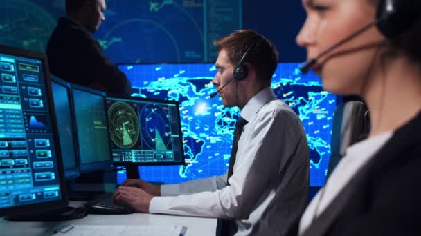 A légiforgalmi irányítók munkahelye az irányítótoronyban. A légiirányító tisztek csapata radar-, számítógépes navigációs és digitális térképeket használ. Légiközlekedési koncepció. — Stock videók