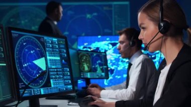 Kontrol kulesindeki hava trafik kontrolörlerinin işyeri. Uçak kontrol memurlarından oluşan bir ekip radar, bilgisayar navigasyon ve dijital haritalar kullanarak çalışır. Havacılık kavramı.