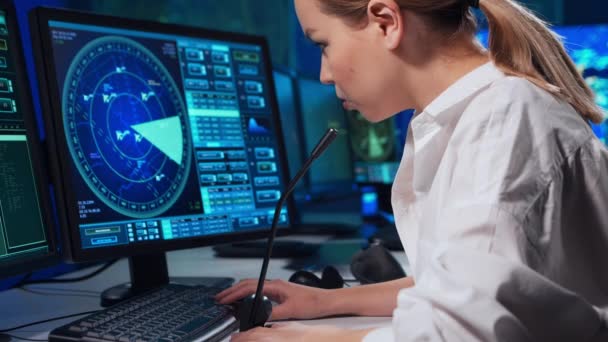 A hivatásos légiforgalmi irányító munkahelye az irányítótoronyban. A női légijármű-irányító tiszt radar-, számítógépes navigációs és digitális térképeket használ. Légiközlekedési koncepció. — Stock videók