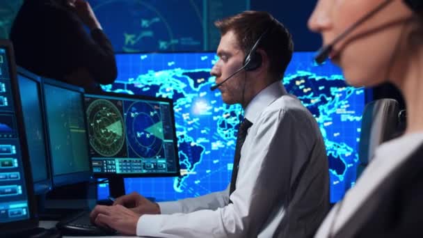 Место работы авиадиспетчеров в диспетчерской башне. Команда авиадиспетчеров работает с использованием радаров, компьютерной навигации и цифровых карт. Концепция авиации. — стоковое видео