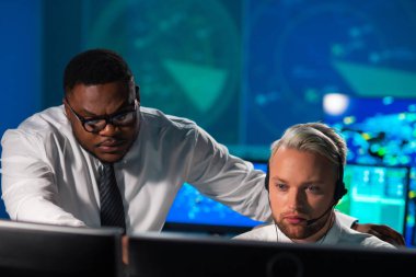 Kontrol kulesindeki hava trafik kontrolörlerinin işyeri. Çeşitli uçak kontrol subayları radar, bilgisayar navigasyon ve dijital haritalar kullanarak çalışırlar. Havacılık kavramı.