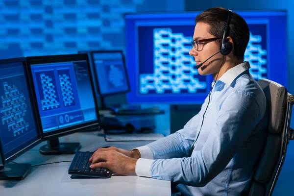 Call-Center-Mitarbeiter sprechen per Headset mit dem Kunden. Arbeitsplatz des professionellen Betreuers im Büro. — Stockfoto