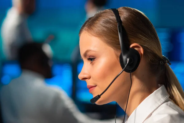 Vielfältiges Maklerteam arbeitet im Büro mit Arbeitsplatz- und Analysetechnologie. Arbeitsplatz von professionellen Händlern. Globale Finanzmärkte, Geschäftsstrategie, Wechselkurse und Banken. — Stockfoto