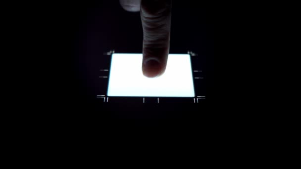 Человеческий палец нажимает цифровую кнопку на сенсорном экране. Футуристический микропроцессор начинает работу компьютерной программы. Машинное обучение и концепция искусственного интеллекта. — стоковое видео