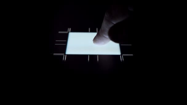 Человеческий палец нажимает цифровую кнопку на сенсорном экране. Футуристический микропроцессор начинает работу компьютерной программы. Машинное обучение и концепция искусственного интеллекта. — стоковое видео