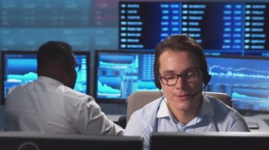 Ofiste çalışan çeşitli simsarlar çalışma istasyonu ve analiz teknolojisi kullanıyor. Profesyonel tüccarların işyeri. Küresel finans piyasaları, iş dünyası, döviz kurları ve bankacılık kavramları.