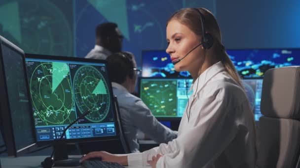 Luogo di lavoro dei controllori del traffico aereo nella torre di controllo. Diversi team di ufficiali di controllo aereo lavora utilizzando radar, navigazione informatica e mappe digitali. Concetto aereo. — Video Stock