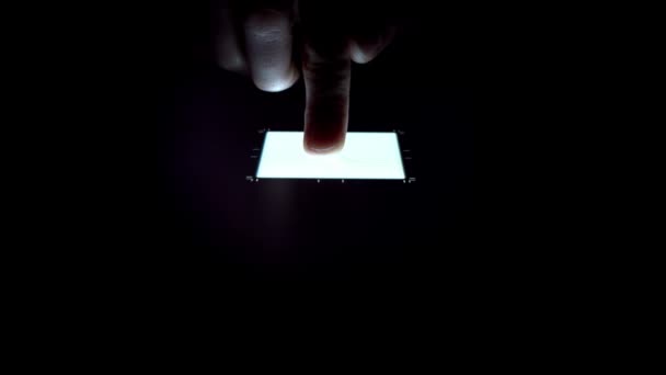Det mänskliga fingret trycker på en digital knapp på en pekskärm. Futuristisk mikroprocessor startar driften av datorprogrammet. Maskininlärning och artificiell intelligens. — Stockvideo