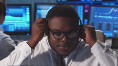 Ofiste çalışan çeşitli simsarlar çalışma istasyonu ve analiz teknolojisi kullanıyor. Profesyonel tüccarların işyeri. Küresel finans piyasaları, iş dünyası, döviz kurları ve bankacılık kavramları.