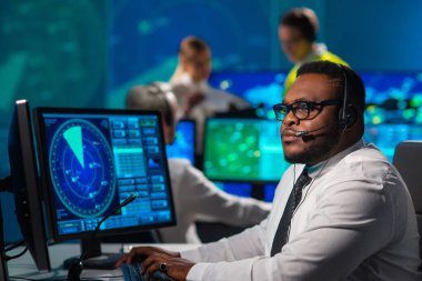 Kontrol kulesindeki hava trafik kontrolörlerinin işyeri. Çeşitli uçak kontrol subayları radar, bilgisayar navigasyon ve dijital haritalar kullanarak çalışırlar. Havacılık kavramı.