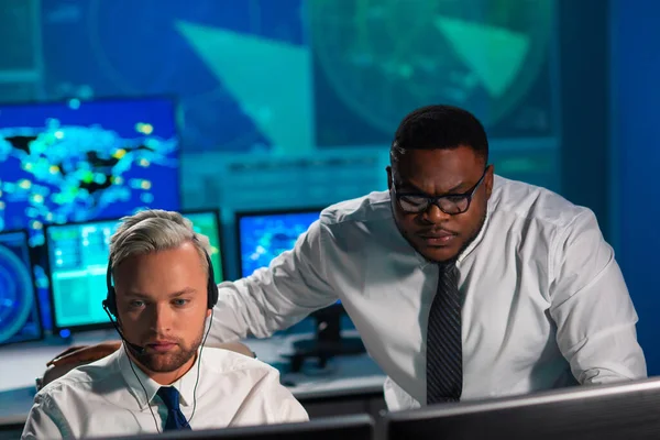 Lugar de trabajo de los controladores aéreos en la torre de control. Diverso equipo de oficiales de control de aeronaves trabaja utilizando radar, navegación por computadora y mapas digitales. Concepto de aviación. — Foto de Stock