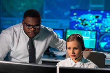 Kontrol kulesindeki hava trafik kontrolörlerinin işyeri. Çeşitli uçak kontrol subayları radar, bilgisayar navigasyon ve dijital haritalar kullanarak çalışırlar. Havacılık kavramı.