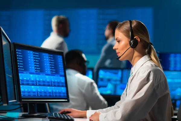 Vielfältiges Maklerteam arbeitet im Büro mit Arbeitsplatz- und Analysetechnologie. Arbeitsplatz von professionellen Händlern. Globale Finanzmärkte, Geschäftsstrategie, Wechselkurse und Banken. — Stockfoto