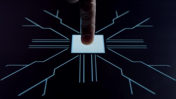 De menselijke vinger drukt op een digitale knop op een gloeiend touchscreen. Futuristische microprocessor start de werking van het computerprogramma. Machine learning en kunstmatige intelligentie. — Stockvideo