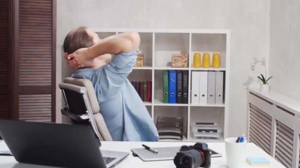 Photographe indépendant lieu de travail au bureau à la maison. Jeune homme travaille à l'aide d'un ordinateur, tablette graphique et appareil photo. Concept d'emploi à distance. — Video