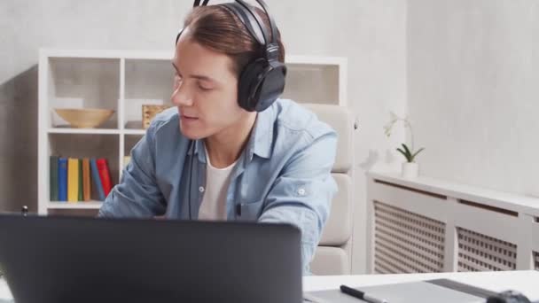 Pracoviště na volné noze nebo náhlé v domácí kanceláři. Mladý muž pracuje s počítačem. Koncept vzdálené úlohy. — Stock video