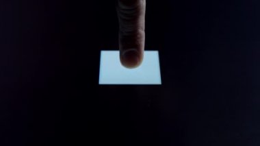 İnsan parmağı parlayan dokunmatik ekranda dijital bir düğmeye basıyor. Fütürist mikroişlemci bilgisayar programını çalıştırmaya başlıyor. Makine öğrenme ve yapay zeka.