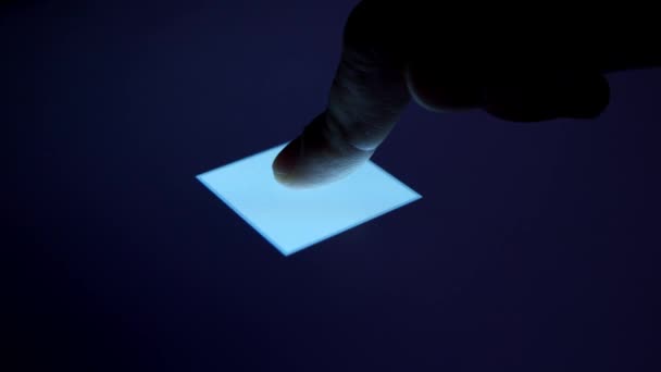 De menselijke vinger drukt op een digitale knop op een gloeiend touchscreen. Futuristische microprocessor start de werking van het computerprogramma. Machine learning en kunstmatige intelligentie. — Stockvideo