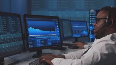 Ofiste çalışan çeşitli simsarlar çalışma istasyonu ve analiz teknolojisi kullanıyor. Profesyonel tüccarların işyeri. Küresel finans piyasaları, iş dünyası, döviz kurları ve bankacılık kavramları.