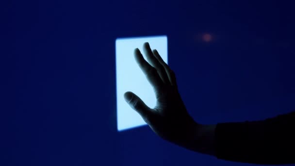 사람의 팔이 빛나는 터치스크린의 디지털 버튼을 누르고 있습니다. 미래 지향적 마이크로프로세서가 컴퓨터 프로그램 의작 동을 시작하고 있다. 기계 학습과 인공지능. — 비디오