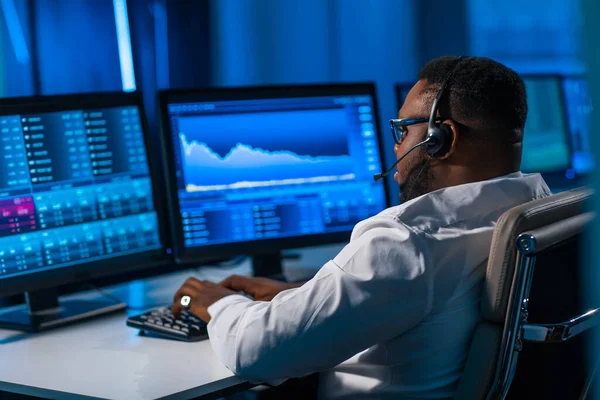 아프리카계 미국인 브로커는 워크스테이션과 분석 기술을 사용하여 사무실에서 일 한다. 전문적 인 무역상의 직장. 세계 금융 시장, 비즈니스, 통화 교환 및 금융 개념. — 스톡 사진