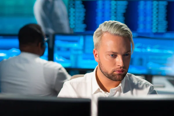 Het team van makelaars werkt in het kantoor met behulp van werkstation en analyse technologie. Werkplaats van professionele handelaren. Mondiale financiële markten, bedrijfs-, valutawisselings- en bankconcepten. — Stockfoto