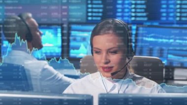 Ofiste çalışan çeşitli simsarlar çalışma istasyonu ve analiz teknolojisi kullanıyor. Profesyonel tüccarların işyeri. Küresel finans piyasaları, iş stratejisi, döviz kuru ve bankacılık.