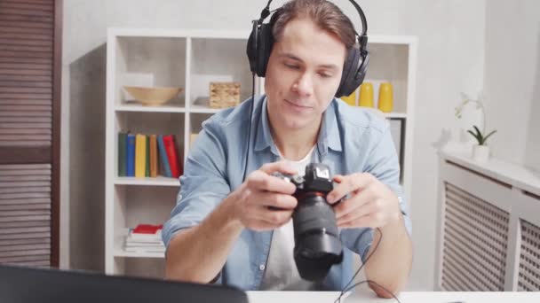 Kancelář fotografa na volné noze. Mladý muž pracuje s počítačem, grafickým tabletem, kamerou. Koncept vzdálené úlohy. — Stock video