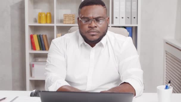Werkplaats van freelance werknemer op kantoor thuis. Jonge Afro-Amerikaanse man werkt met computers. Afstandswerkconcept. — Stockvideo