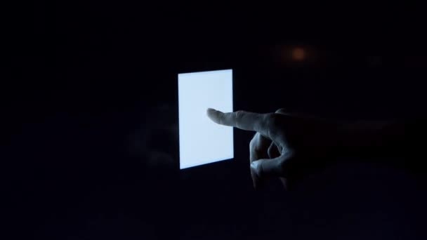 Человеческий палец нажимает цифровую кнопку на светящемся сенсорном экране. Футуристический микропроцессор начинает работу компьютерной программы. машинное обучение и искусственный интеллект. — стоковое видео