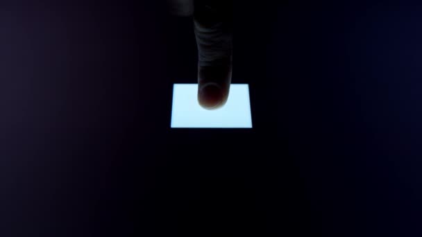 Az emberi ujj megnyom egy digitális gombot egy izzó érintőképernyőn. Futurisztikus mikroprocesszor elindítja a számítógépes program működését. Gépi tanulás és mesterséges intelligencia. — Stock videók