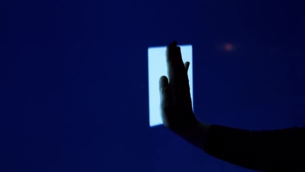 Человеческая рука нажимает цифровую кнопку на светящемся сенсорном экране. Футуристический микропроцессор начинает работу компьютерной программы. машинное обучение и искусственный интеллект. — стоковое видео