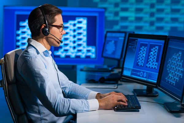 Call-center worker is speaking with the client by headset. Workplace of the professional support operator in office. — Stock Photo, Image