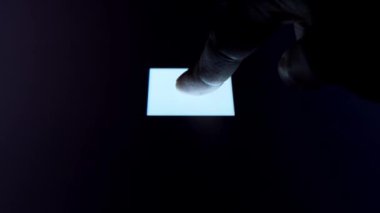 İnsan parmağı parlayan dokunmatik ekranda dijital bir düğmeye basıyor. Fütürist mikroişlemci bilgisayar programını çalıştırmaya başlıyor. Makine öğrenme ve yapay zeka.