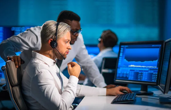 L'équipe de courtiers travaille au bureau en utilisant le poste de travail et la technologie d'analyse. Lieu de travail des commerçants professionnels. Marchés financiers mondiaux, affaires, change de devises et concepts bancaires. — Photo